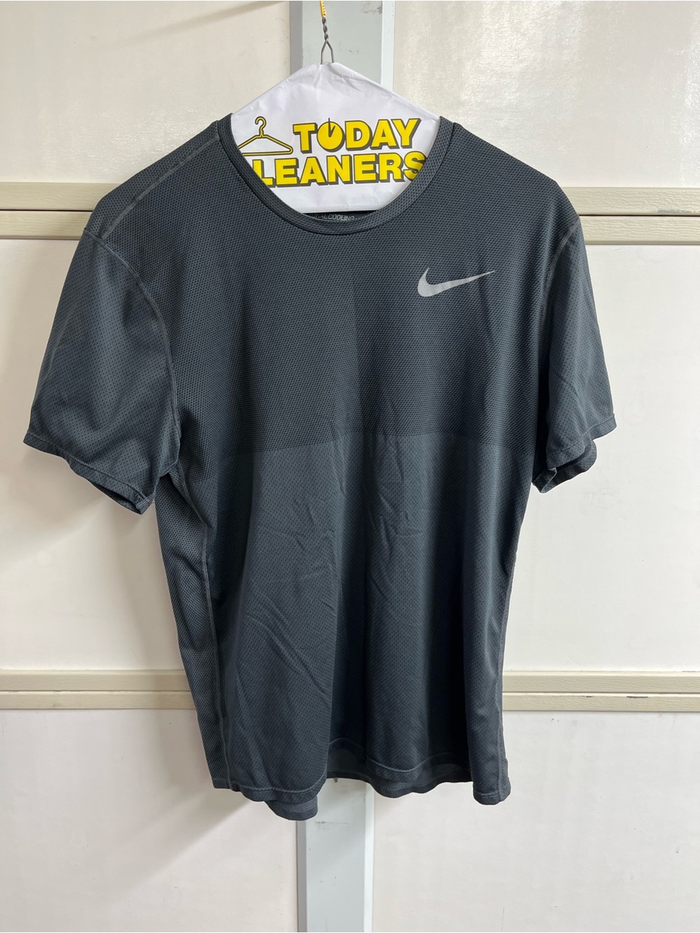 Nike Men’s Short Sleeve Athletic Tee in Charcoal Gray